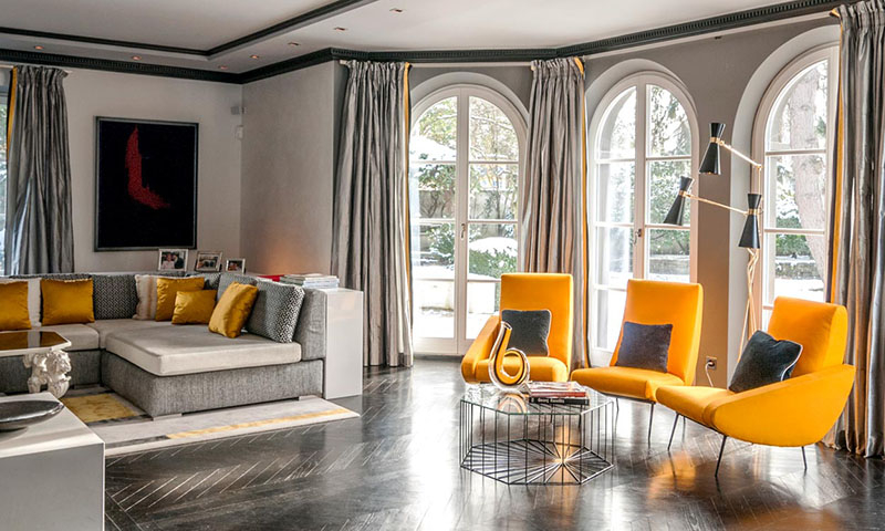 the best interior designers of germany, Raumkonzept Peter Buchberger, living room with yellow armchairs, a modern center table and a comfortable sofa