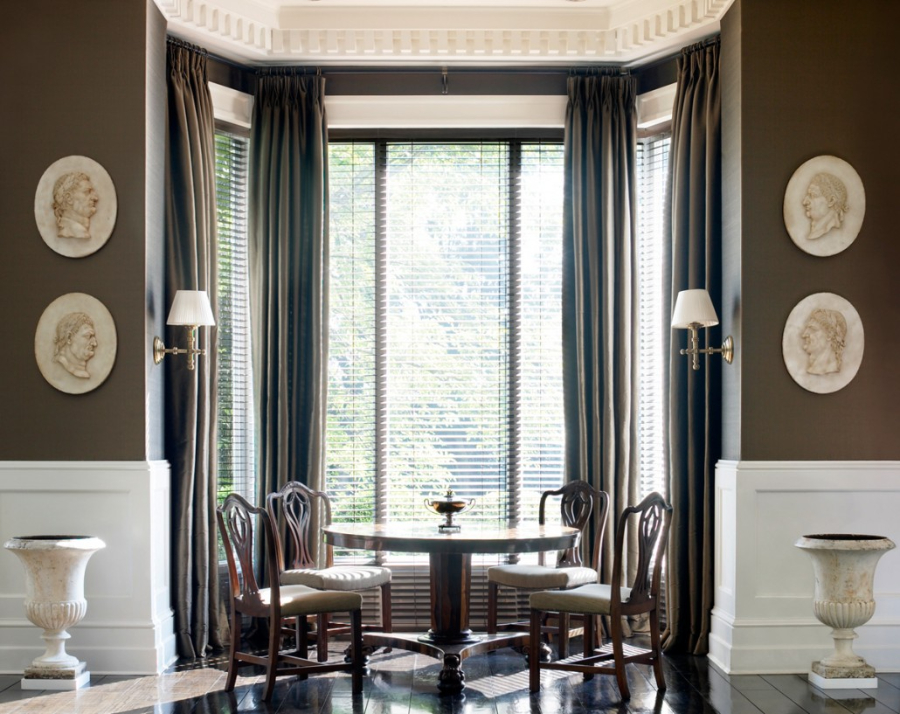 dining room by Luis Bustamante with round table and white marble decorative elements